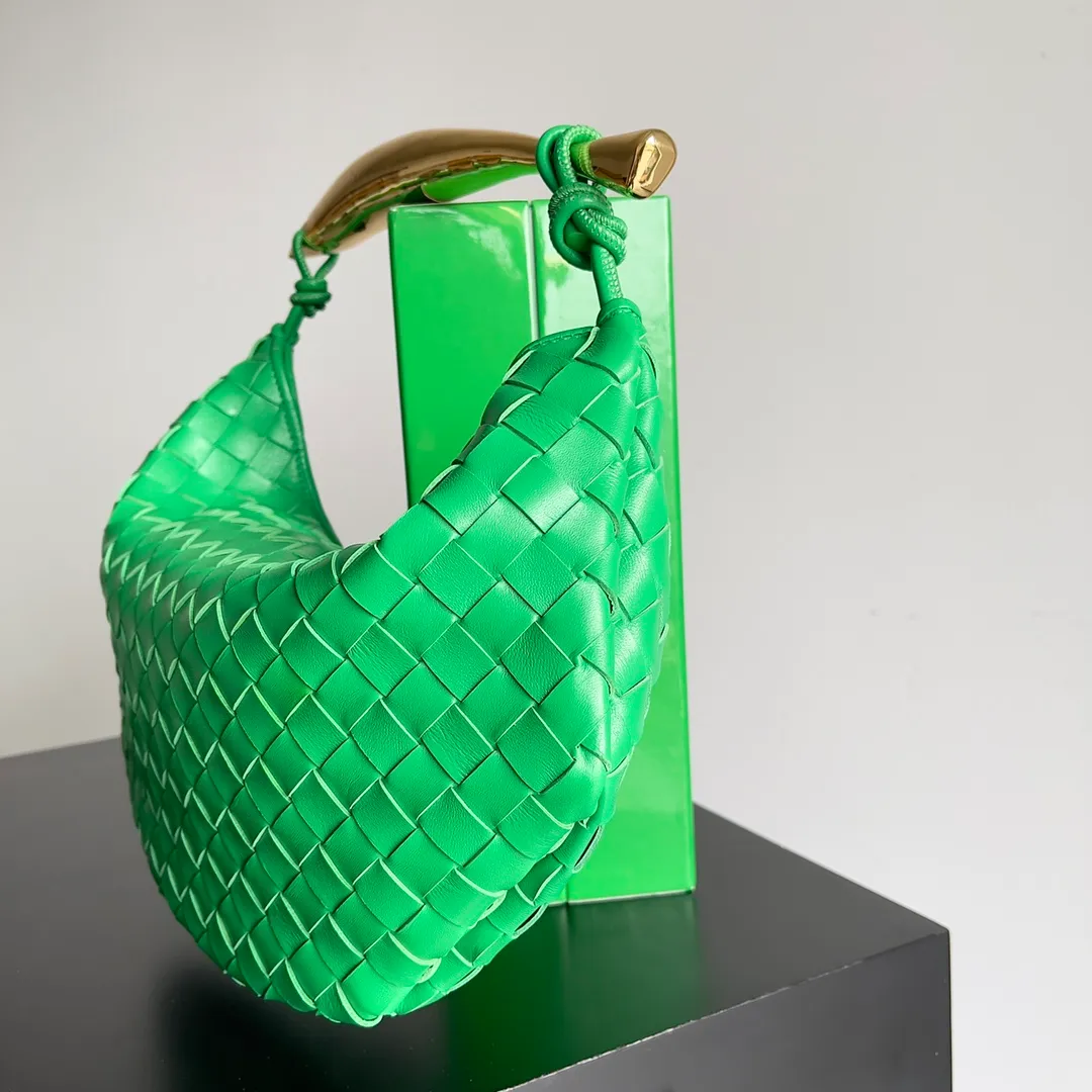 Batch 1760, ready for sale. Inspired by the 20th century modern sculptor Brancusi's work "Birds in the Sky". Muse brass handles, unique craftsmanship, make each handle unique, thus reflecting the precious sense of sculpture. Carrying Sardine in hand creates a high-end and modern look! The Sardine handbag uses Intrecciato weaving to highlight the heritage of the brand's craftsmanship. The handle design forms a strong contrast and presents an artistic design concept. The finishing of the Muse brass decorative layer is completed by multiple processes. The exquisite craftsmanship makes each handle unique. Style number: 7468 Size: 33*3*24